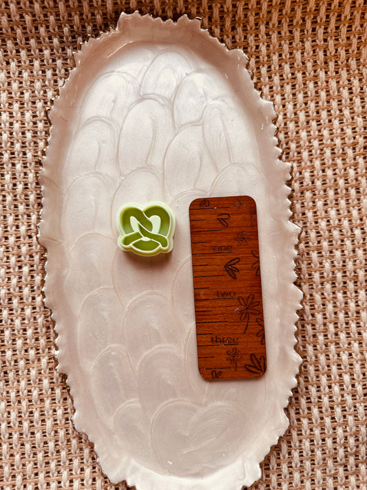 Pretzel Clay Cutter