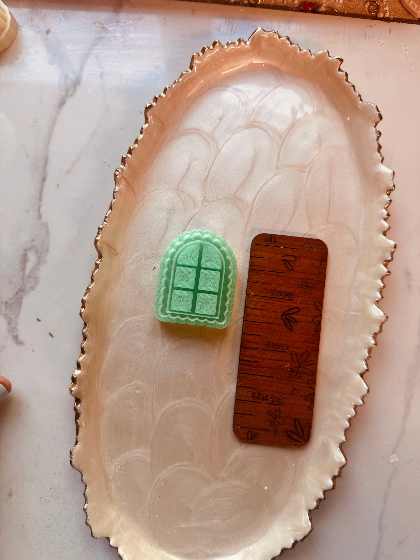 Scallop Bordered Bookshelf Clay Cutter