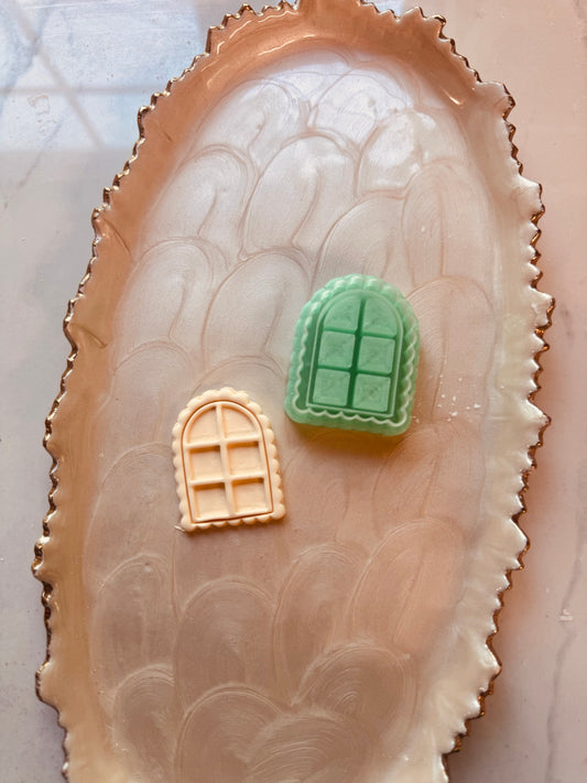 Scallop Bordered Bookshelf Clay Cutter